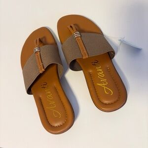 Avanti Vegan Faux Leather Thong Flat Sandals Taupe Tan Womens US Shoe Size 8 NWT